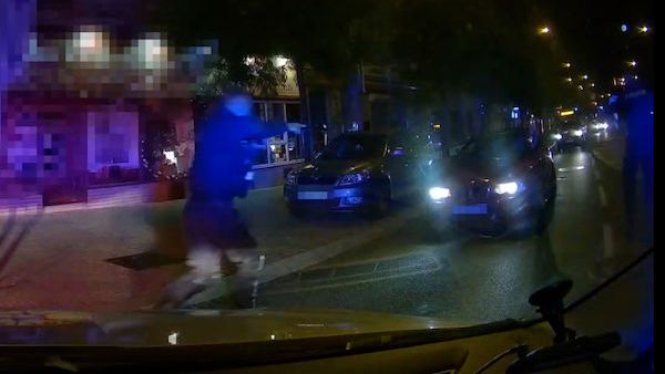 Zdrogovaný mladík ujížděl policii v Plzni v kradeném BMW